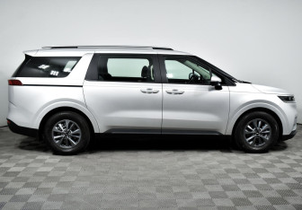 Подержанный автомобиль Kia Carnival 2022 года (4 фото)