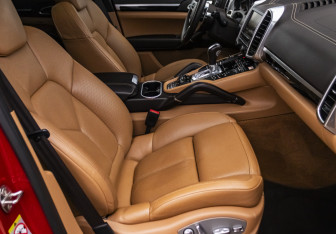 Подержанный автомобиль Porsche Cayenne 2015 года (10 фото)