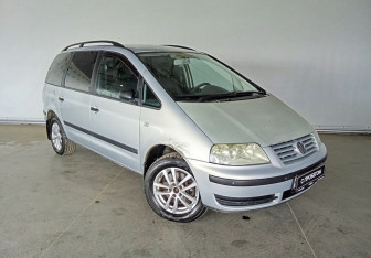 Подержанный автомобиль Volkswagen Sharan 2003 года (3 фото)