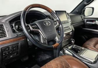 Подержанный автомобиль Toyota Land Cruiser Suv 2017 года (13 фото)
