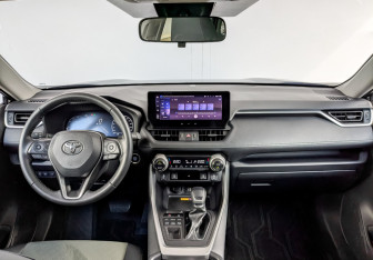 Подержанный автомобиль Toyota RAV4 2024 года (14 фото)