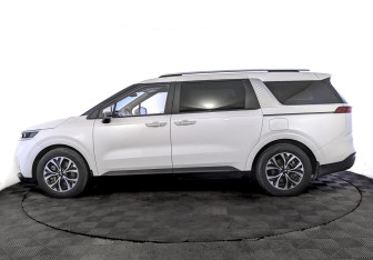 Подержанный автомобиль Kia Carnival 2021 года (8 фото)