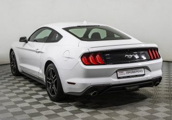 Подержанный автомобиль Ford Mustang Coupe 2023 года (7 фото)