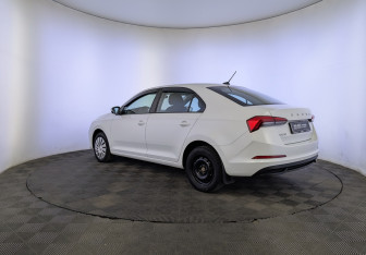Подержанный автомобиль Skoda Rapid Liftback 2021 года (7 фото)