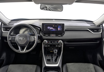 Подержанный автомобиль Toyota RAV4 2024 года (14 фото)