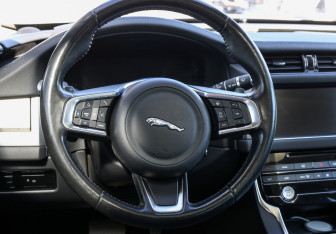 Подержанный автомобиль Jaguar XF Sedan 2018 года (17 фото)