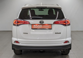 Подержанный автомобиль Toyota RAV4 2017 года (6 фото)