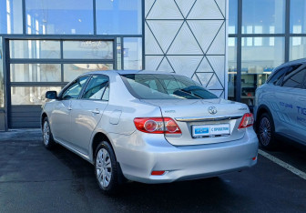 Подержанный автомобиль Toyota Corolla Sedan 2011 года (7 фото)