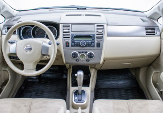 Подержанный автомобиль Nissan Tiida Hatchback 2012 года (12 фото)