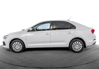 Подержанный автомобиль Skoda Rapid Liftback 2021 года (8 фото)