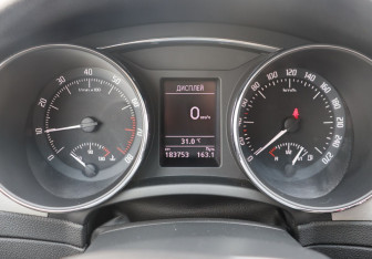 Подержанный автомобиль Skoda Superb Liftback 2013 года (18 фото)