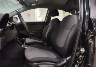 Подержанный автомобиль Hyundai Solaris Sedan 2012 года (10 фото)