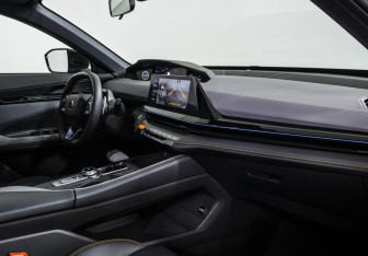 Подержанный автомобиль Changan UNI-V 2023 года (9 фото)