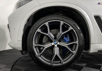 Подержанный автомобиль BMW X5 2022 года (7 фото)