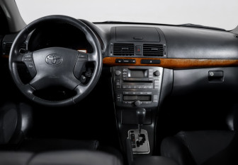 Подержанный автомобиль Toyota Avensis Sedan 2006 года (12 фото)