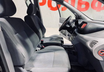 Подержанный автомобиль Nissan Almera Tino Compactvan 2003 года (15 фото)