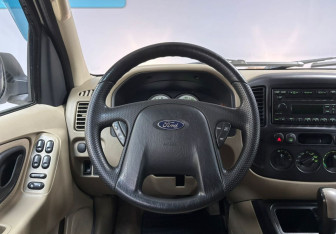 Подержанный автомобиль Ford Escape 2005 года (14 фото)