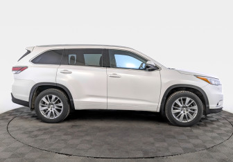 Подержанный автомобиль Toyota Highlander 2015 года (4 фото)
