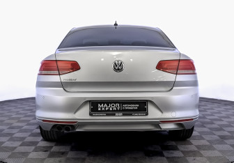 Подержанный автомобиль Volkswagen Passat Sedan 2019 года (6 фото)