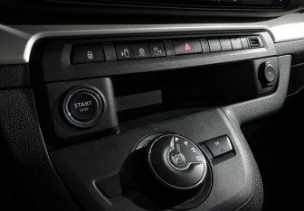 Подержанный автомобиль Peugeot Traveller 2020 года (25 фото)