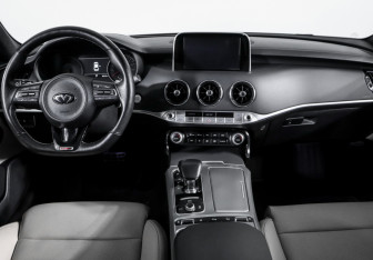 Подержанный автомобиль Kia Stinger 2018 года (12 фото)