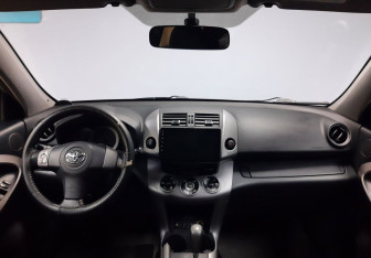 Подержанный автомобиль Toyota RAV4 2007 года (12 фото)