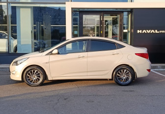 Подержанный автомобиль Hyundai Solaris Sedan 2015 года (8 фото)