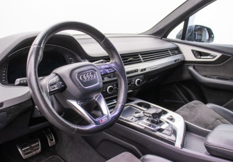 Подержанный автомобиль Audi Q7 2016 года (10 фото)
