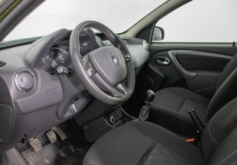 Подержанный автомобиль Renault Duster 2017 года (10 фото)