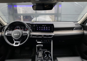 Подержанный автомобиль Kia K5 2022 года (11 фото)
