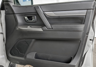 Подержанный автомобиль Mitsubishi Pajero 2017 года (24 фото)