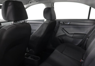 Подержанный автомобиль Skoda Rapid Liftback 2018 года (12 фото)