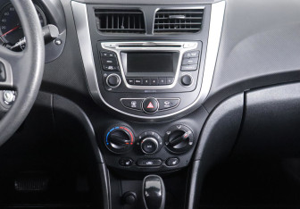 Подержанный автомобиль Hyundai Solaris Hatchback 2015 года (8 фото)