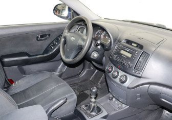 Подержанный автомобиль Hyundai Elantra Sedan 2008 года (10 фото)