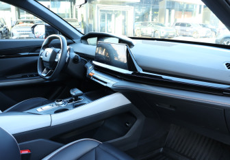 Подержанный автомобиль Changan UNI-V 2023 года (9 фото)