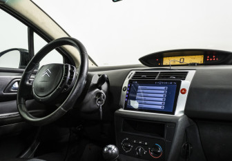 Подержанный автомобиль Citroen C4 Hatchback 2009 года (9 фото)