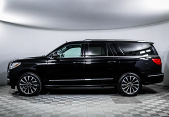 Подержанный автомобиль Lincoln Navigator 2021 года (8 фото)