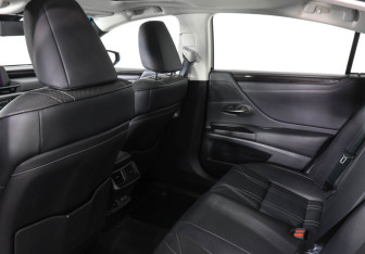 Подержанный автомобиль Lexus ES 2019 года (12 фото)