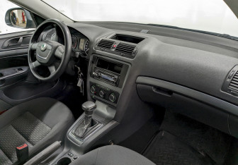 Подержанный автомобиль Skoda Fabia Hatchback 2010 года (18 фото)