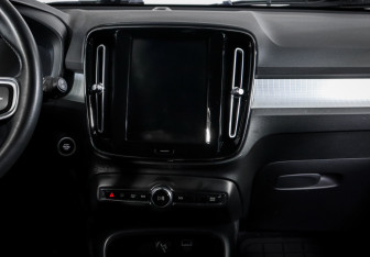 Подержанный автомобиль Volvo XC40 2018 года (13 фото)