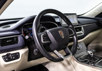 Подержанный автомобиль Hongqi H5 2022 года (13 фото)