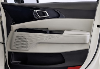 Подержанный автомобиль Kia Carnival 2021 года (25 фото)