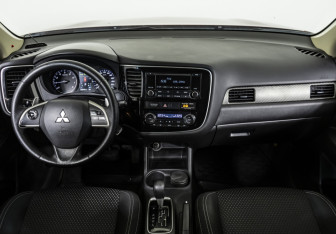 Подержанный автомобиль Mitsubishi Outlander 2012 года (12 фото)