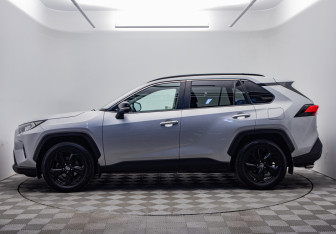 Подержанный автомобиль Toyota RAV4 2021 года (2 фото)