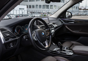 Подержанный автомобиль BMW X3 2017 года (9 фото)