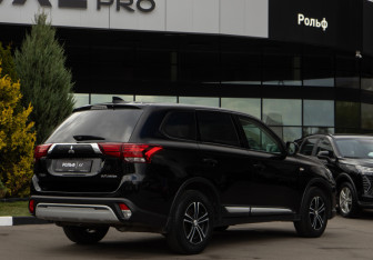 Подержанный автомобиль Mitsubishi Outlander 2019 года (4 фото)