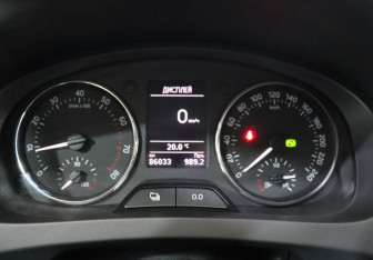 Подержанный автомобиль Skoda Rapid Liftback 2014 года (17 фото)