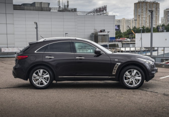 Подержанный автомобиль Infiniti QX70 2014 года (4 фото)