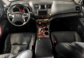 Подержанный автомобиль Toyota Highlander 2011 года (9 фото)