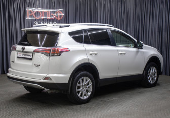 Подержанный автомобиль Toyota RAV4 2016 года (5 фото)